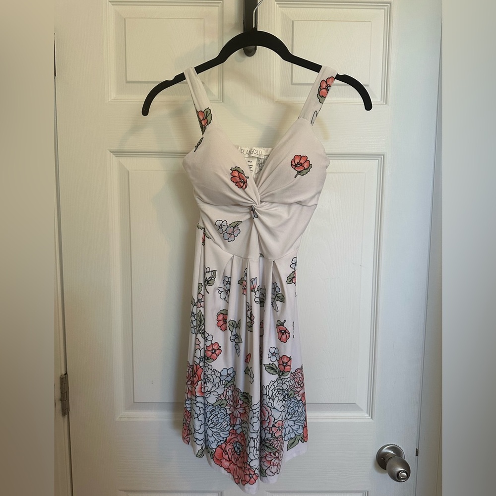 White floral sundress with padded cups. Size XXS. Worn once.